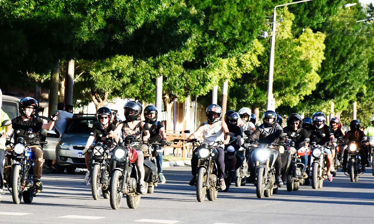 Caravana del Club Ceccato Oficial rodando por una avenida arbolada
